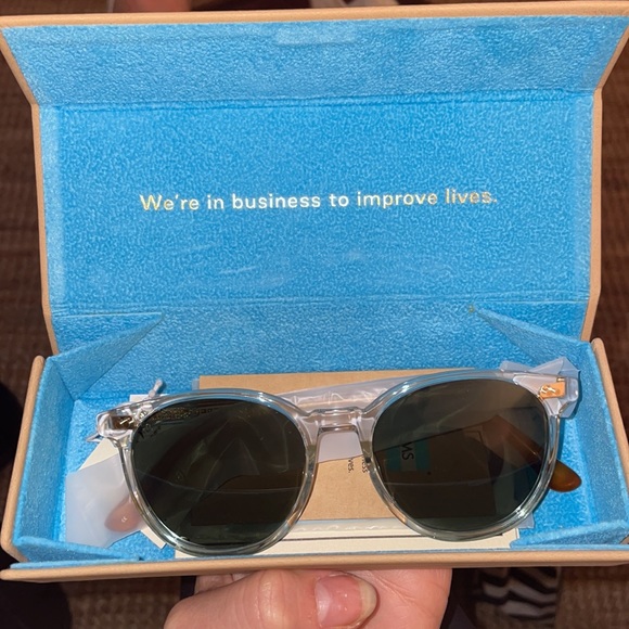 Brand New in box TOMS Bellini Sunglasses in Vintage Crystal-Green Grey - Picture 6 of 10